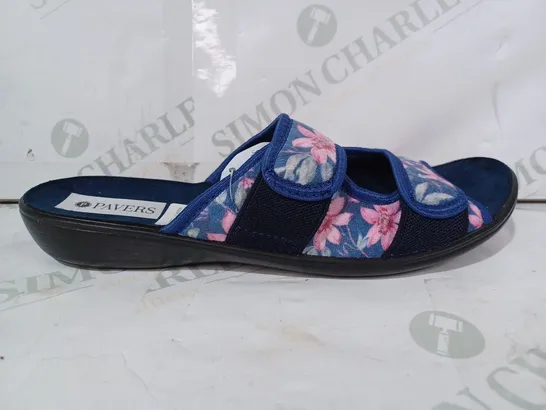 BOXED PAIR OF PAVERS OPEN TOE FABRIC SANDALS IN NAVY W. FLORAL DESIGN EU 39