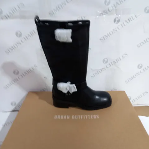 BOXED PAIR OF URBAN OUTFITTERS BECKY BUCKLE KNEE UK 3