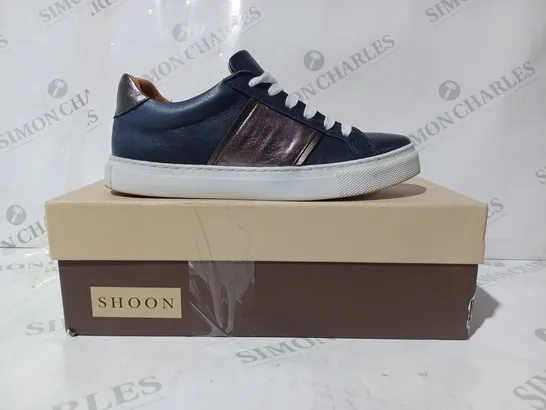 BOXED PAIR OF SHOON LACE UP TRAINERS IN NAVY SIZE 3