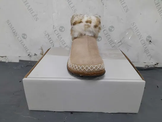 BOXED PAIR OF EARTH ORIGINALS EMMALYN BOOTIES IN BEIGE SIZE 6