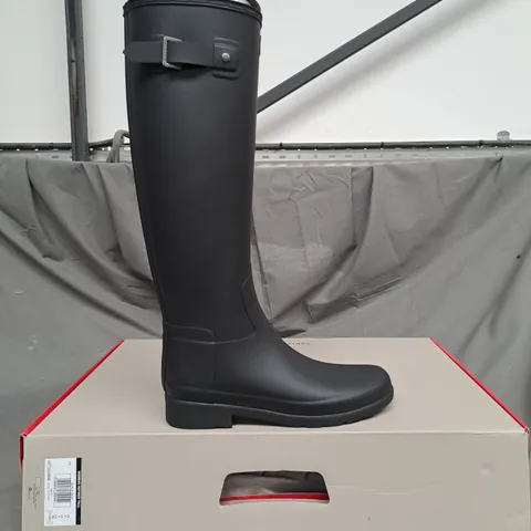 BOXED PAIR OF HUNTER WOMENS REFINED TALL WATERPROOF BOOTS IN BLACK SIZE 6 