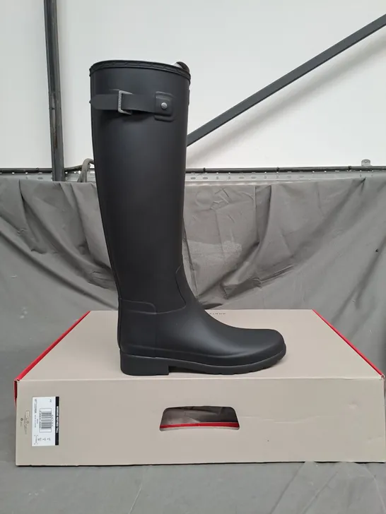 BOXED PAIR OF HUNTER WOMENS REFINED TALL WATERPROOF BOOTS IN BLACK SIZE 6 