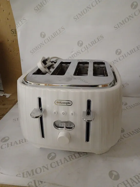 DE'LONGHI BALLERINA 4-SLOT TOASTER, WHITE