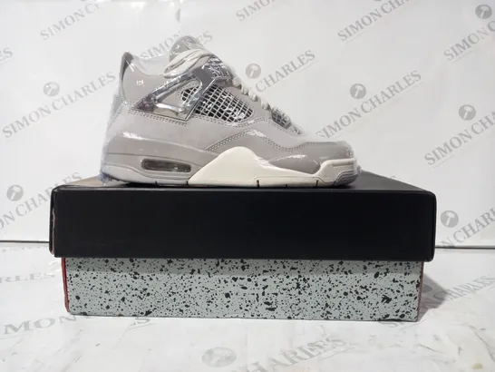 BOXED PAIR OF NIKE AIR JORDAN 4 RETRO SHOES IN GREY UK SIZE 3