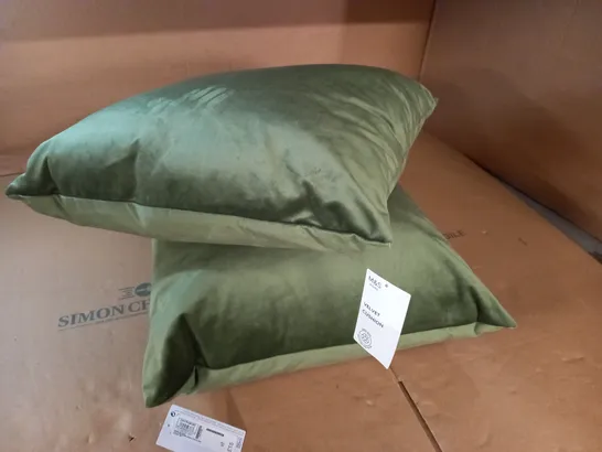 LOT OF 2 GREEN VELVET CUSHIONS - 45X45CM 