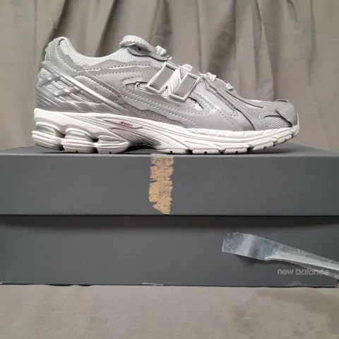 BOXED PAIR OF NEW BALANCE 1906D TRAINERS IN SILVER UK SIZE 6.5