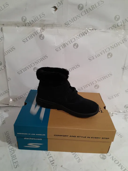 PAIR OF SKECHERS WINTER ON THE GO FAUX FUR TRIM BOOTS, BLACK - SIZE 5