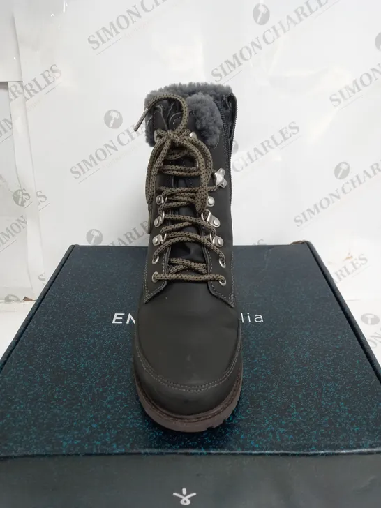 EMU AUSTRAILIA DARK GREY OKAB WATERPROOF BOOTS - SIZE 6