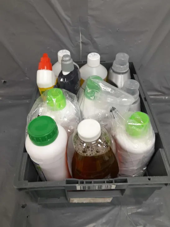 TOTE OF APPROX 10 CLEANING PRODUCTS TO INCLUDE BLEACH , RINSE AID , LAUNDRY LIQUID  , ETC  - COLLECTION ONLY