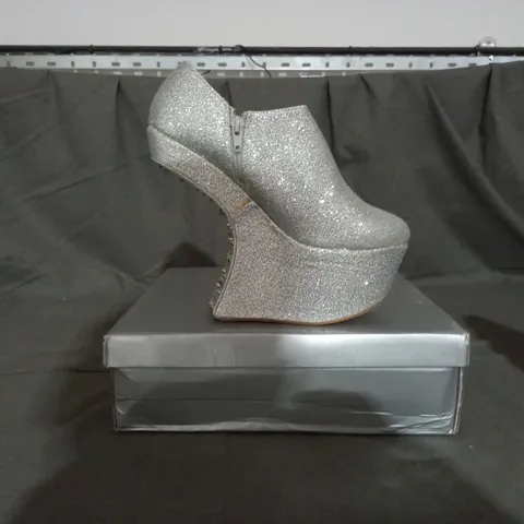 APPROXIMATELY 14 BOXED PAIR OF CASANDRA SILVER GLITTER PLATFORM WEDGE SHOES IN VARIOUS SIZES TO INCLUDE SIZE 5