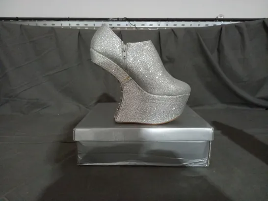 APPROXIMATELY 14 BOXED PAIR OF CASANDRA SILVER GLITTER PLATFORM WEDGE SHOES IN VARIOUS SIZES TO INCLUDE SIZE 5