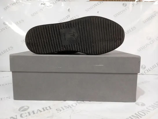 BOXED PAIR OF GIUSEPPE ZANOTTI SHOES IN BLACK EU SIZE 40.5