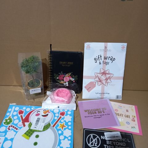 LOT OF APPROXIMATELY 20 HOMEWARE AND GIFT PRODUCTS TO INCLUDE 2022 DIARY, BIRTHDAY CARDS, GIFT TAGS ETC