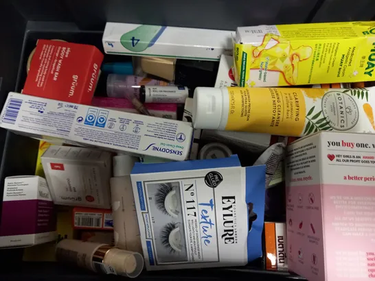 BOX OF APPROX 25 ASSORTED HEALTH AND BEAUTY ITEMS TO INCLUDE - BETADINE ANTISEPTIC SOLUTION - L'OREAL ELVIVE BOND REPAIR SHAMPOO - TROPICAL SKIN FEAST MOISTURISER ETC