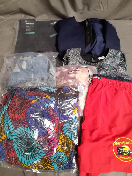 BOX OF APPROXIMATELY 25 ASSORTED CLOTHING ITEMS TO INCLUDE - TOPS, JACKET, SHORTS ETC