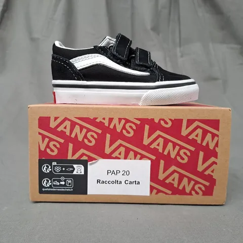 BOXED PAIR OF VANS OLD SKOOL TODDLER SHOES IN BLACK/WHITE UK SIZE 4