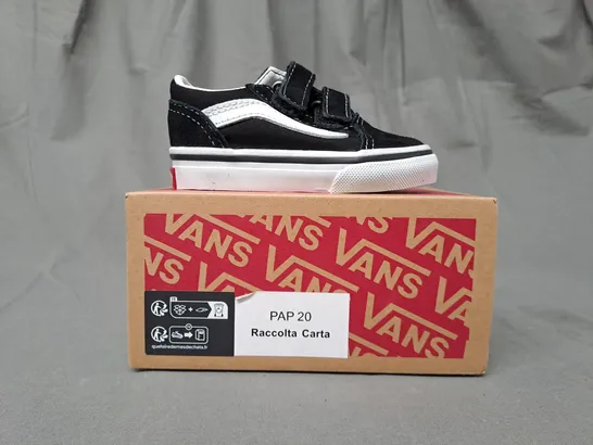 BOXED PAIR OF VANS OLD SKOOL TODDLER SHOES IN BLACK/WHITE UK SIZE 4