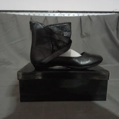 APPROXIMATELY 11 BOXED PAIRS OF MODA CLASS BLACK SHOES IN VARIOUS SIZES TO INCLUDE SIZE 5