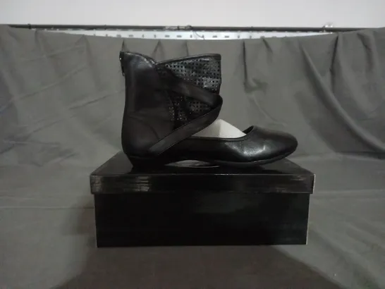 APPROXIMATELY 11 BOXED PAIRS OF MODA CLASS BLACK SHOES IN VARIOUS SIZES TO INCLUDE SIZE 5