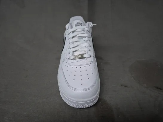 BOXED PAIR OF NIKE WOMEN'S AIR FORCE 1 '07 ESS SHOES IN WHITE/METALLIC SILVER UK SIZE 6