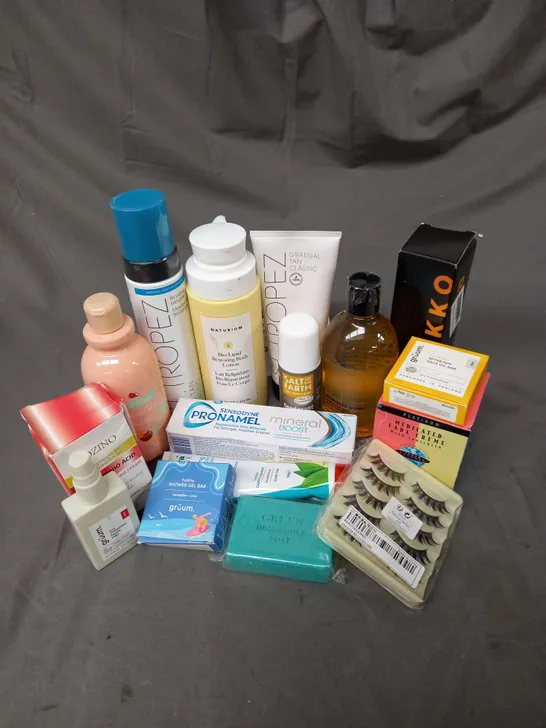 APPROXIMATELY 20 ASSORTED COSMETIC PRODUCTS TO INCLUDE - SALT OF THE EARTH DEODERANT - ST TROPEZ DAILY FIRMING LOTION - ROZINO HYALURONIO ACID FIRMING CREAM - ETC