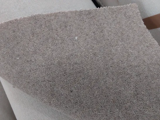 ROLL OF QUALITY LINGDALE ELITE BUCKDEN CARPET APPROXIMATELY 4M × 18.8M