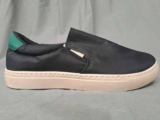 BOXED PAIR OF FASHION SLIP-ON SHOES IN BLACK/GREEN EU SIZE 44