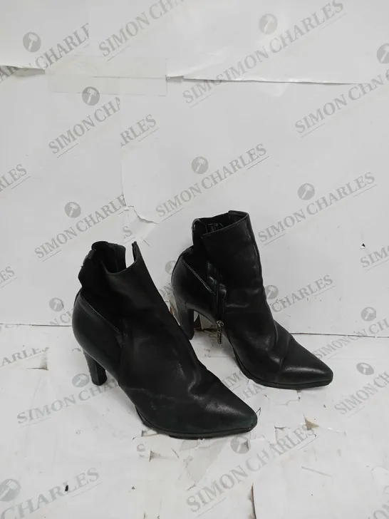 UNBOXED PAIR OF RUTH LANGSFORD PLATFORM LEATHER ANKLE BOOT - BLACK - UK 6