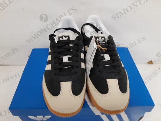 BOXED PAIR OF ADIDAS WOMENS SAMBA OG SHOES IN BLACK/WHITE - UK 4.5