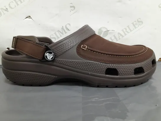 PAIR OF CROCS VISTA II CLOGS IN BROWN UK SIZE 9