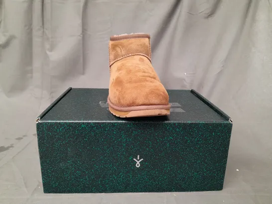 BOXED PAIR OF EMU AUSTRALIA WATERPROOF BOOTS IN CAMEL UK SIZE 5