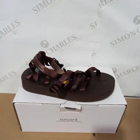 BOXED PAIR OF VIBRAM BROWN SANDALS SIZE 4