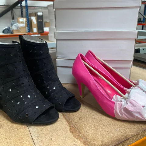 10 ASSORTED PAIRS OF FOOTWEAR TO INCLUDE: 9 X OPEN TOE MID HEELED SHOES IN FUSCIA, PAIR OF SPOT ON TOE WEDGE SHOES IN BLACK 