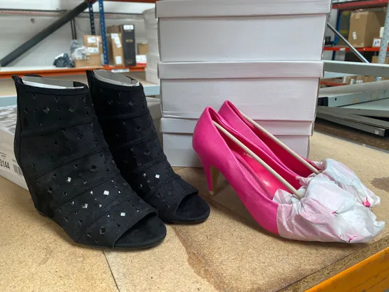 10 ASSORTED PAIRS OF FOOTWEAR TO INCLUDE: 9 X OPEN TOE MID HEELED SHOES IN FUSCIA, PAIR OF SPOT ON TOE WEDGE SHOES IN BLACK 