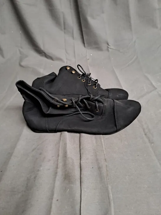 BOXED LOT OF APPROX. 20 PAIRS OF LADIES BLACK BOOTS. VARIOUS SIZES