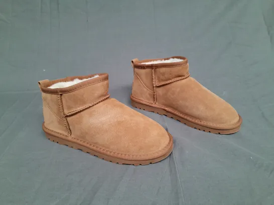 BOXED PAIR OF UGG WDAKOTA BROWN SIZE UK 5 