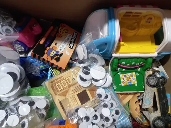 BOX OF APPROXIMATELY 20 ASSORTED TOYS AND GAMES TO INCLUDE UNO MINECRAFT, HALLOWEEN MAKE YOUR OWN CLAY FIGURE, SCRATCH ART SPARKLES DINOSAURS, ETC