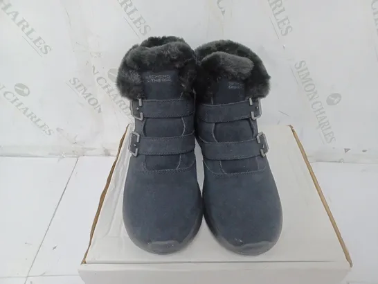 BOXED PAIR OF SKECHERS WINTER ON THE GO FAUX FUR TRIM BOOTS IN BLACK SIZE 5.5