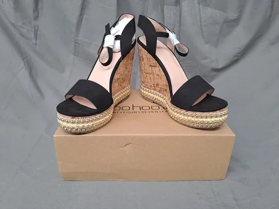 BOXED PAIR OF BOOHOO STUDDED CORK OPEN TOE WEDGE SANDALS IN BLACK SIZE 5