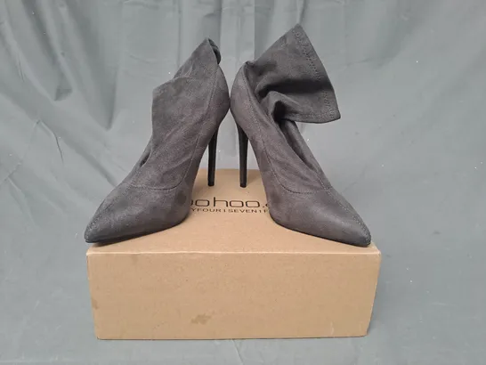 BOXED PAIR OF BOOHOO POINTED TOE STILETTO SOCK BOOTS IN GREY EU SIZE 37