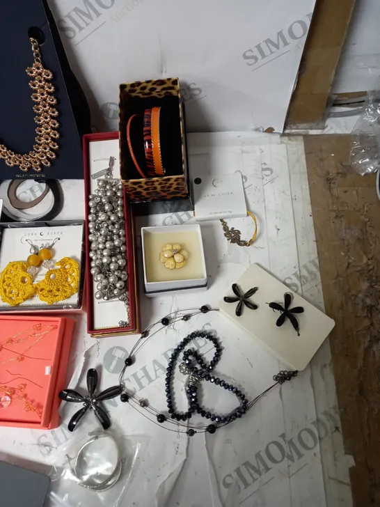 ASSORTED RANDOM PIECES OF JEWELLERY INCLUDING NEXT, LOVISA