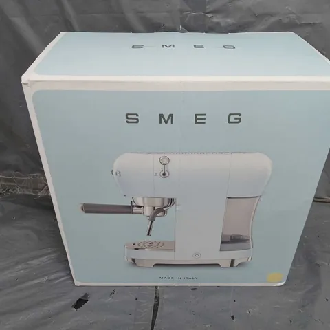 SMEG ESPRESSO COFFEE MACHINE IN CREAM