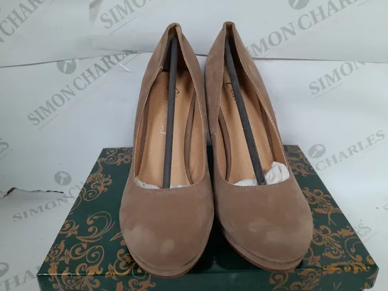 BOXED PAIR OF CLARAS CLOSED TOE THIN BLOCK HEELS IN CAMEL - SIZE 38