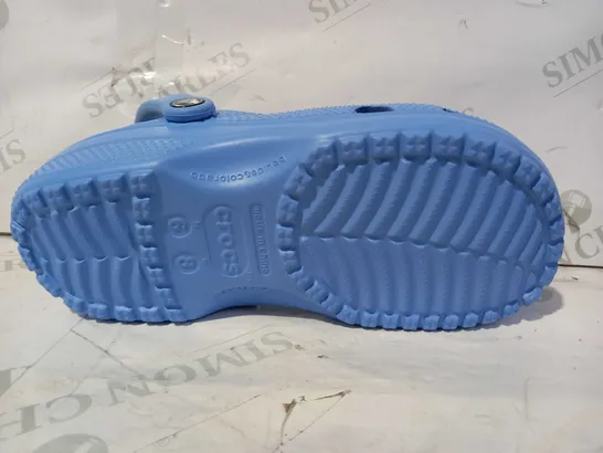 BOXED PAIR OF CROCS CLASSIC IN BLUE SIZE M6/W8