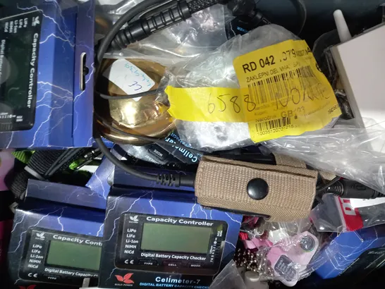 LOT OF APPROXIMATELY 10 ASSORTED HOUSEHOLD ITEMS TO INCLUDE CELLMETER 7 CAPACITY CONTROLLER, ALL USE MAGNETIC MOUNT HOLDER, HIGH DEFINITION RUBBER ROLLERS, ETC