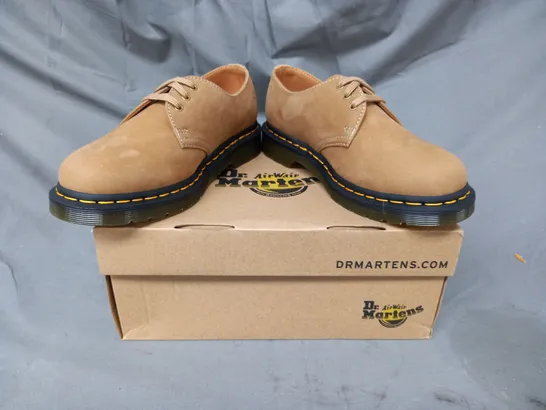 BOXED PAIR OF DR MARTENS 1461 SHOES IN SAVANNAH TAN UK SIZE 5