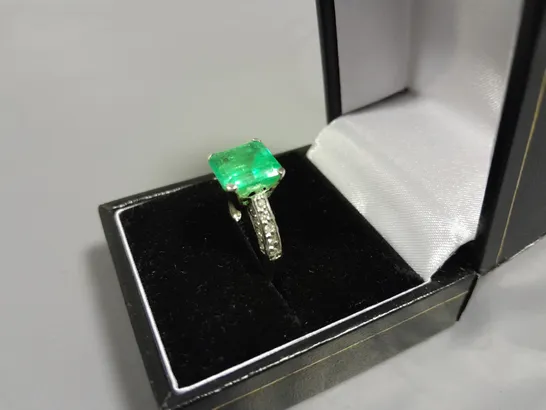 18CT WHITE GOLD DRESS RING SET WITH AN EMERALD AND NATURAL DIAMOND SHOULDERS WEIGHING +-4.45CT