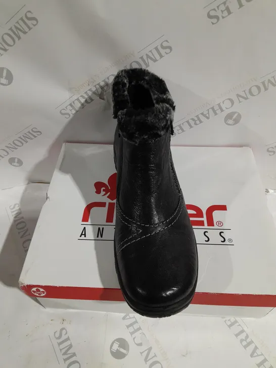 BOXED PAIR OF RIEKER ANKLE BOOTS WITH FUR CUFF IN BLACK - SIZE 6.5