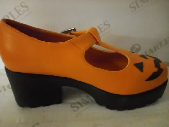 BOXED PAIR OF KOI WOMEN'S SAI PUMPKIN POISON MARY JANES SIZE 6