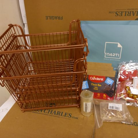 BOX OF ASSORTED ITEMS TO INCLUDE MDESIGN SET OF 3 WIRE BASKETS, 4X CANDEREL PACK OF 5 CHOC BAR (BBE 01/2022), 2X TOARTI ANIMAL WALL STICKERS, CHRISTMAS/NEW YEAR DECORATIONS, ETC   